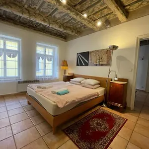 historical-apartment-with-balcony.praguehotelsweb.com/